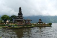 Ulun Danu Wassertempel am Bratan Lake auf Bali - Indonesien