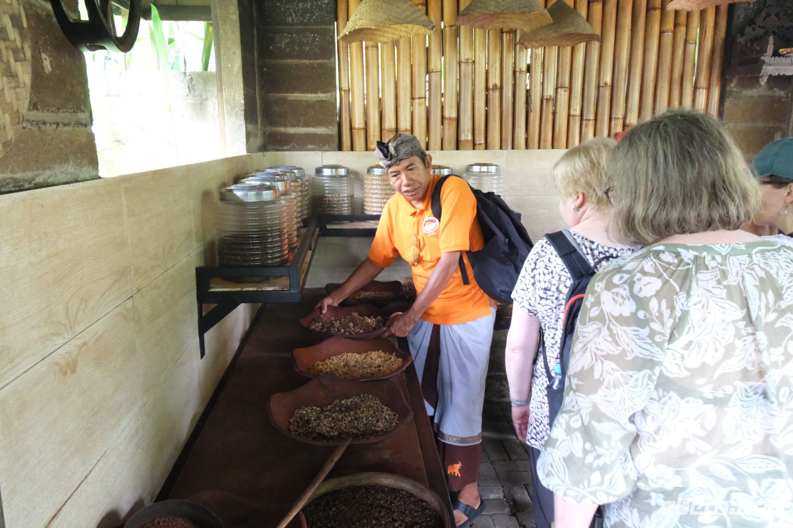 Guide Iwan erklärt die Kaffee Röstung auf Bali - Indonesien