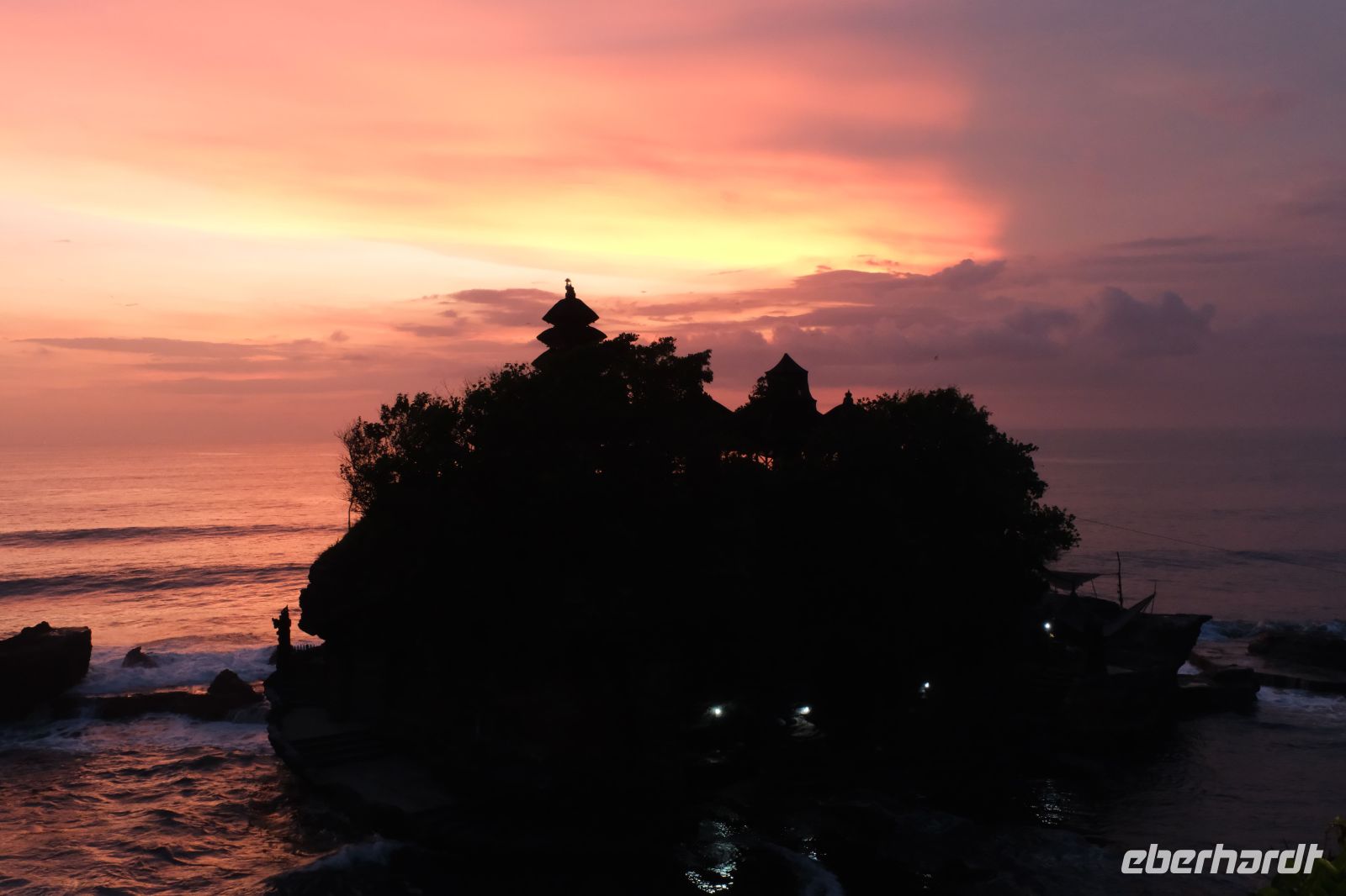 Tanah Lot Meerestemple bei Sonnenuntergang - Bali, Indonesien