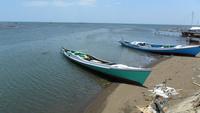 056 Sulawesi, Boote am Strand von Padaelo