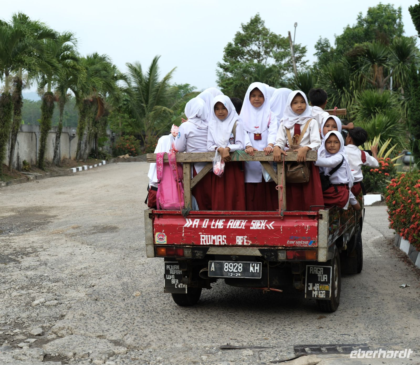landestypischer Schulbus in Ostajva - Indonesien