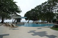 Poolbereich im Mutiara Carita Cottages - Indonesien