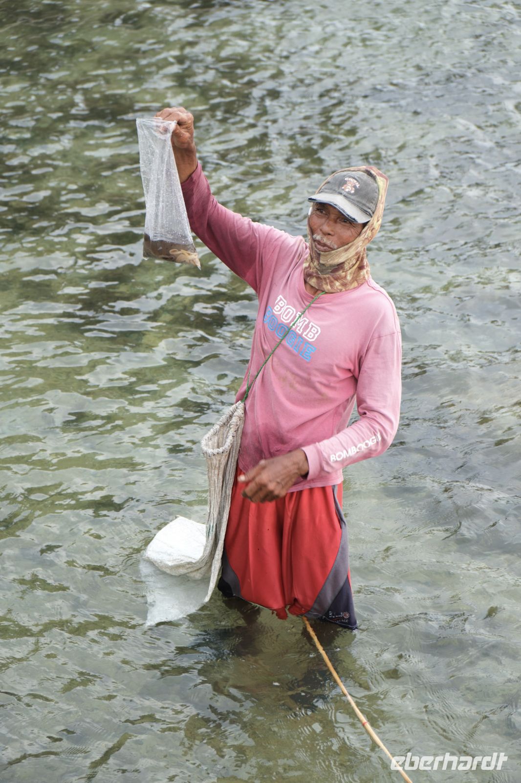 Krabbenfischer mit seiner Ausbeute - Indonesien