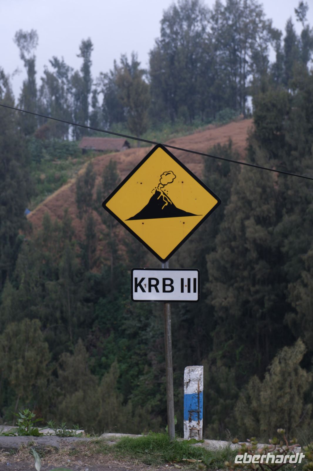 Vulkanwarnschild im Bromo-Tengger-Semeru Nationalpark- Indonesien