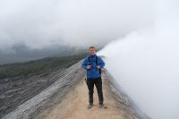 Sten Bernhardt am Kraterrand des Bromo im Bromo-Tengger-Semeru Nationalpark- Indonesien