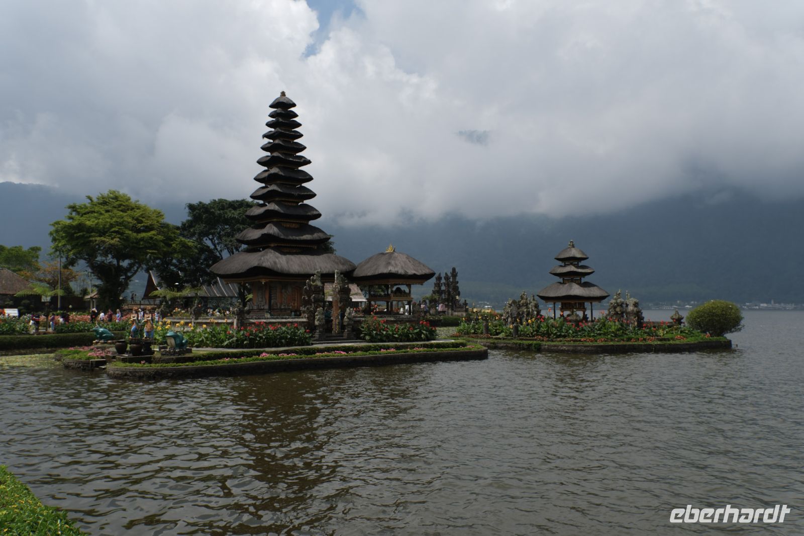 Ulun Danu Wassertempel am Bratan Lake auf Bali - Indonesien
