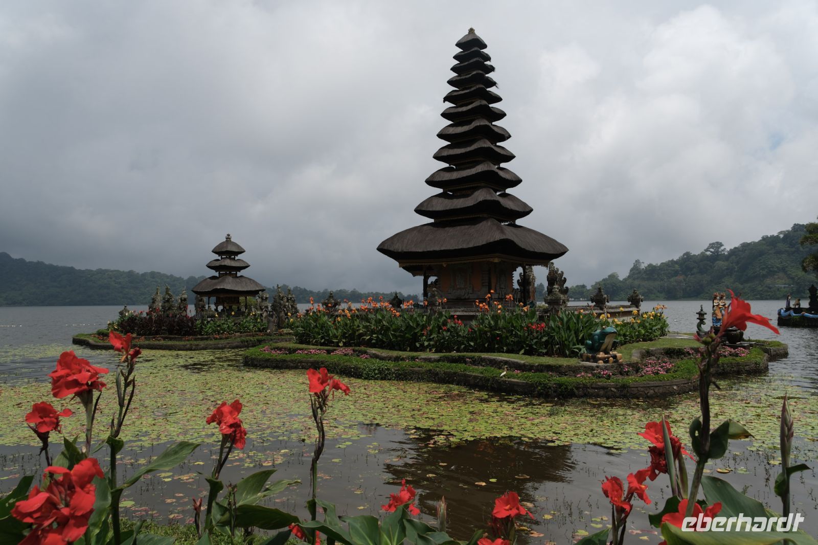 Ulun Danu Wassertempel am Bratan Lake auf Bali - Indonesien