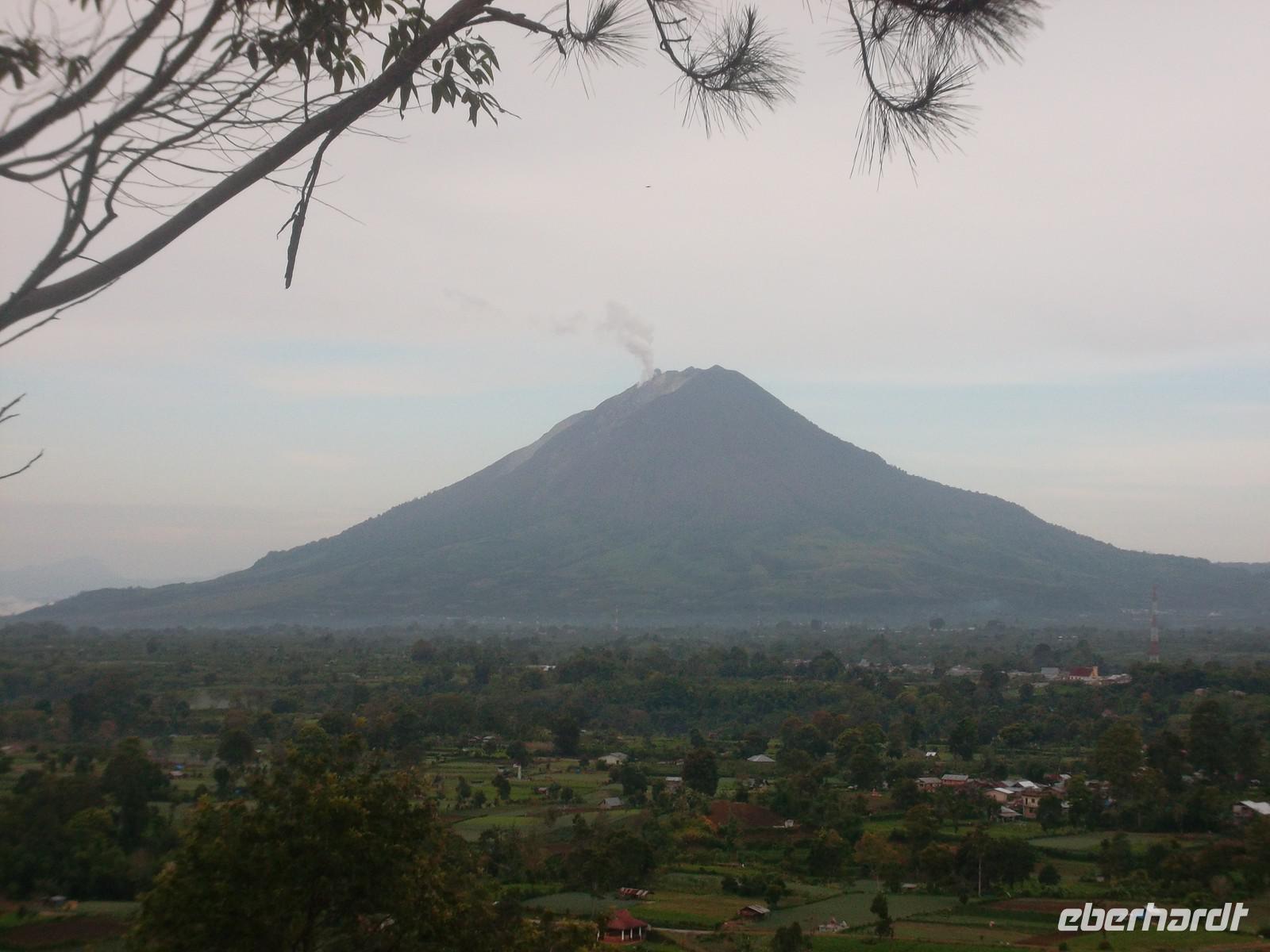 Vulkan Sinabung bei Brastagi
