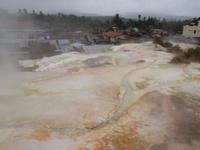 Schwefelabbau direkt am Dorf