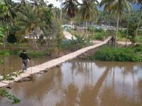 Hängebrücke beim Aek Sijornih.  