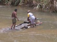 Goldwäscher bei der Arbeit