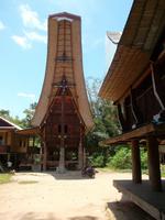 ... und Toraja-Wohnhaus