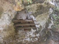 Särge oben im Felsen 