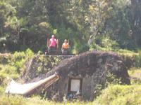 Begräbnishöhlen überall in den Felsen