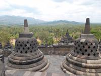 Blick von den krönenden Stupas ins Land