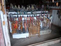 Verkauf traditioneller javanischer Stangenpuppen