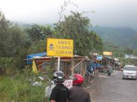 seit 2007 gibt es eine Sperrzone am aktiven Vulkan.