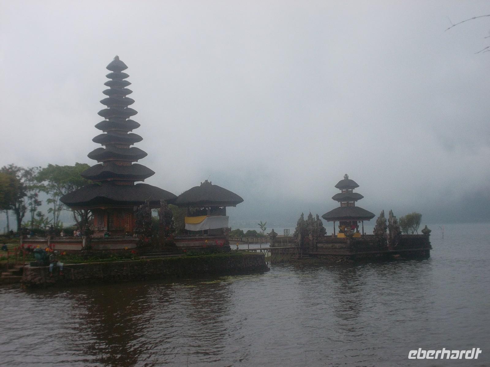 Der Ulung Danu scheint auf dem Bratan-See zu schwimmen ... 