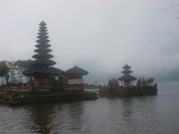 Der Ulung Danu scheint auf dem Bratan-See zu schwimmen ... 