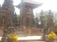 Statuen-Vielfalt im Meduwe Karang