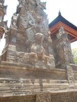 Dämonenreliefs  beherrschen die Wände