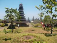 zahlreiche Nebentempel säumen den Besakih