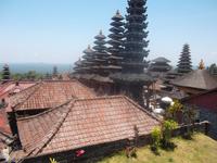 Blick auf die Hauptdächer des Besakih