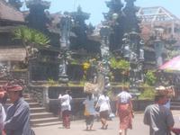 Täglich gibt es zahlreiche Opferzeremonien