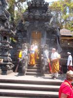 Gruppe verläßt den Tempel 