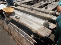 Meerwasser verdunstet in Holztrögen 