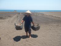 Vorher wird das Meerwasser in Ledergefäßen geholt ...