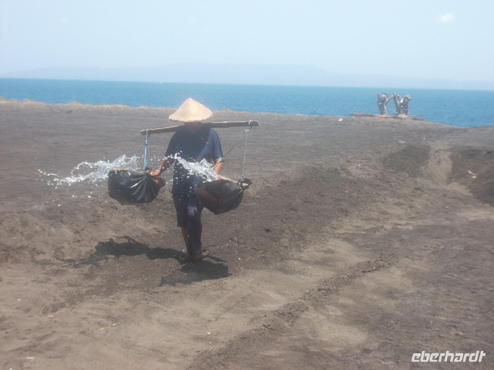 Hier wird der Sand mit Salz angereichert ...