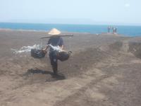 Hier wird der Sand mit Salz angereichert ...