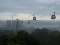 Leider nur im Nebel: Seilbahn vom Mount Faber zur Insel Sentosa