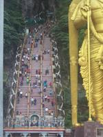 Die Treppe, die zu den Batu Caves führt