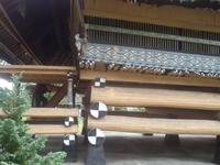 Schnitzereien am Königshof