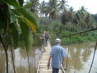 Hängebrücke zum Aek Sijorni-Wasserfall
