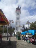 Der Uhrturm ist das Wahrzeichen von Bukittinggi