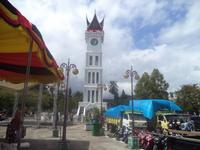 Der Uhrturm ist das Wahrzeichen von Bukittinggi