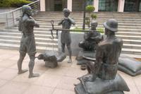 Denkmal vor dem Museum