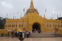 buddhistische Stupa auf dem Weg nach Brastagi