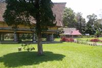 Hof des Rumah Bolong-Langhauses