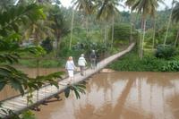 Hängebrücke zum Aek Sijornih-Wasserfall