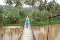 Hängebrücke zum Aek Sijornih-Wasserfall