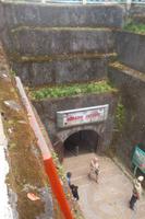 Eingang zu den japanischen Tunneln am Rande des Sianok-Canyon