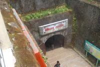 Eingang zu den japanischen Tunneln am Rande des Sianok-Canyon