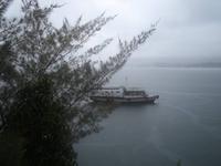 Blick vom Hotel auf den Tobasee im Regen