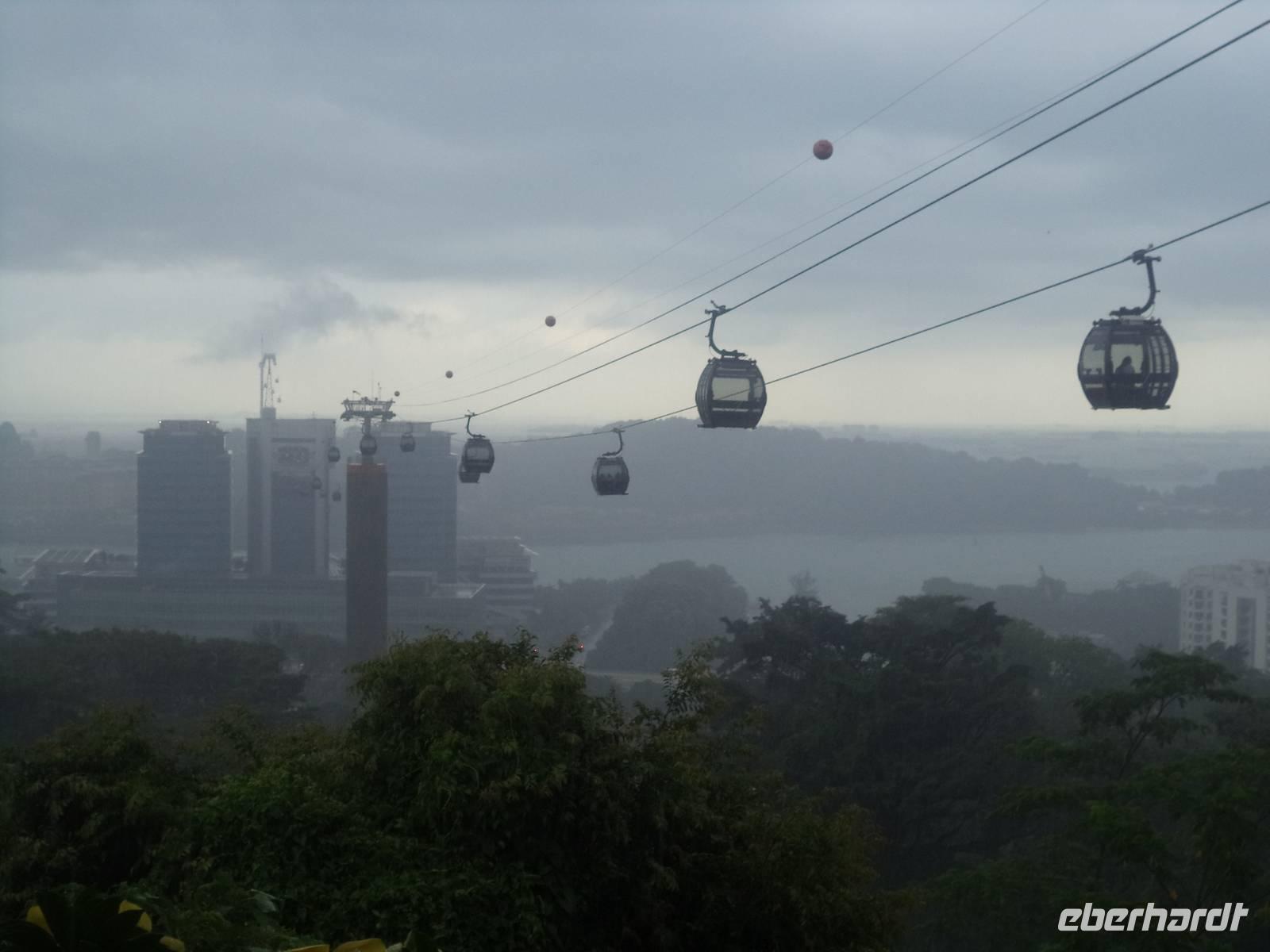 Leider nur im Nebel: Seilbahn vom Mount Faber zur Insel Sentosa