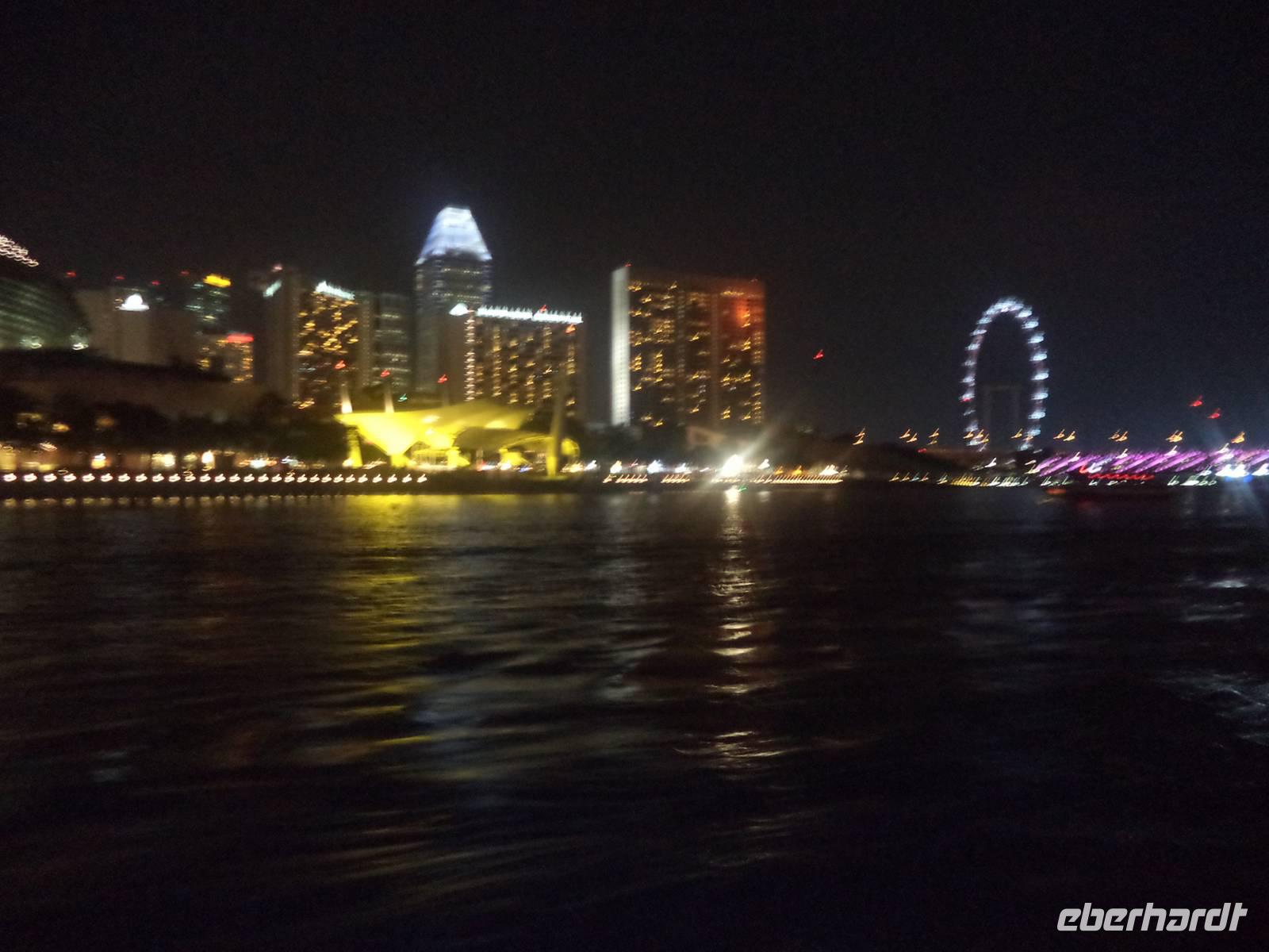 Marina von Singapur bei Nacht
