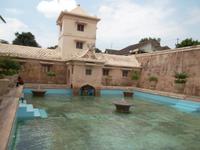 das zentrale Wasserbecken des Taman Sari ist noch erhalten